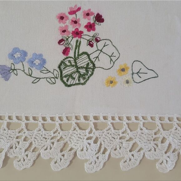 Vintage Embroidered Crochet Edged Doily Table Vanity Dresser Linen - Picture 2 of 7